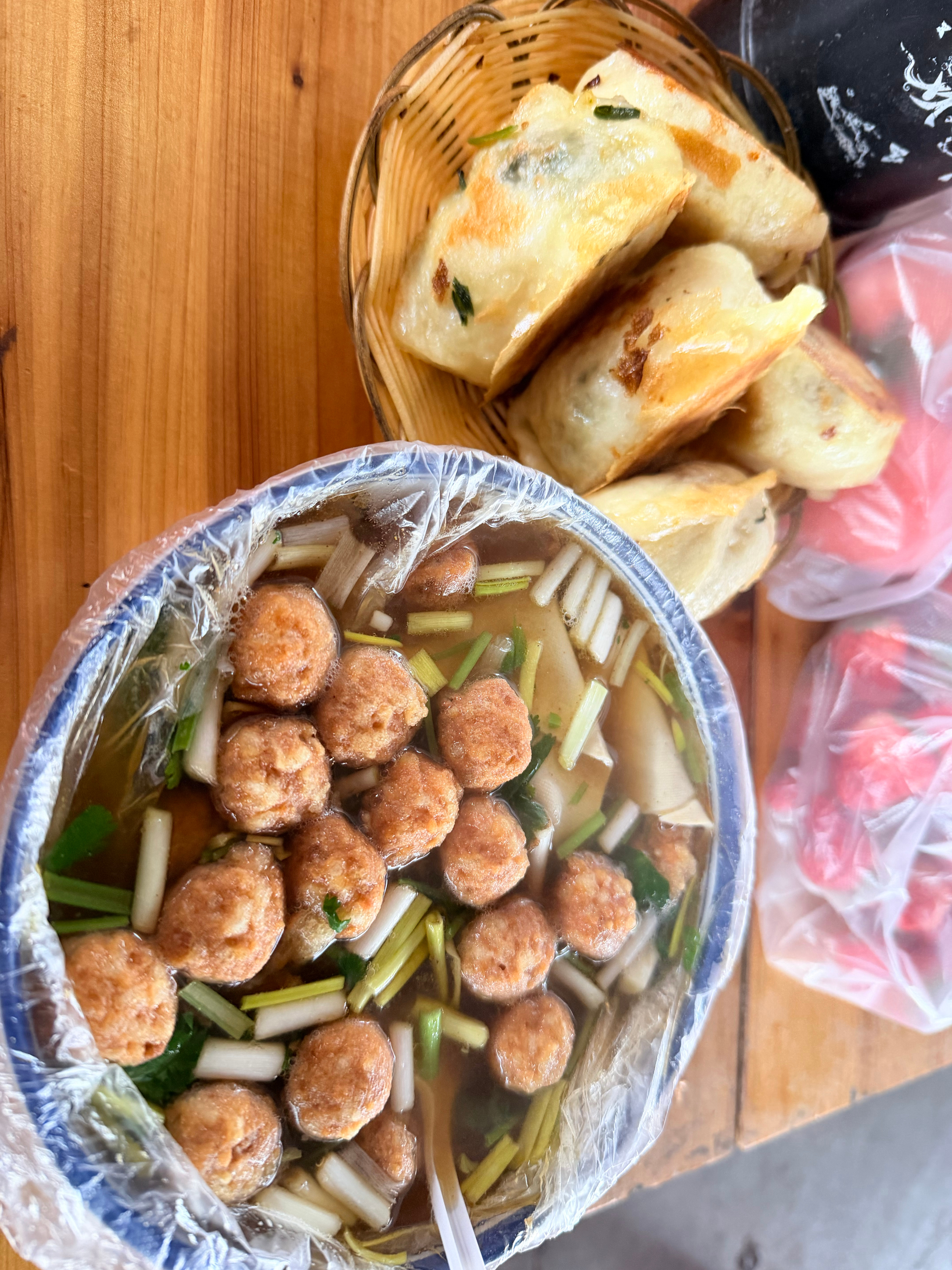 谁吃过？水煎包配上丸子汤丸子汤是油炸的肉食条状裹上面炸的别说味道不错有人吃过吗？