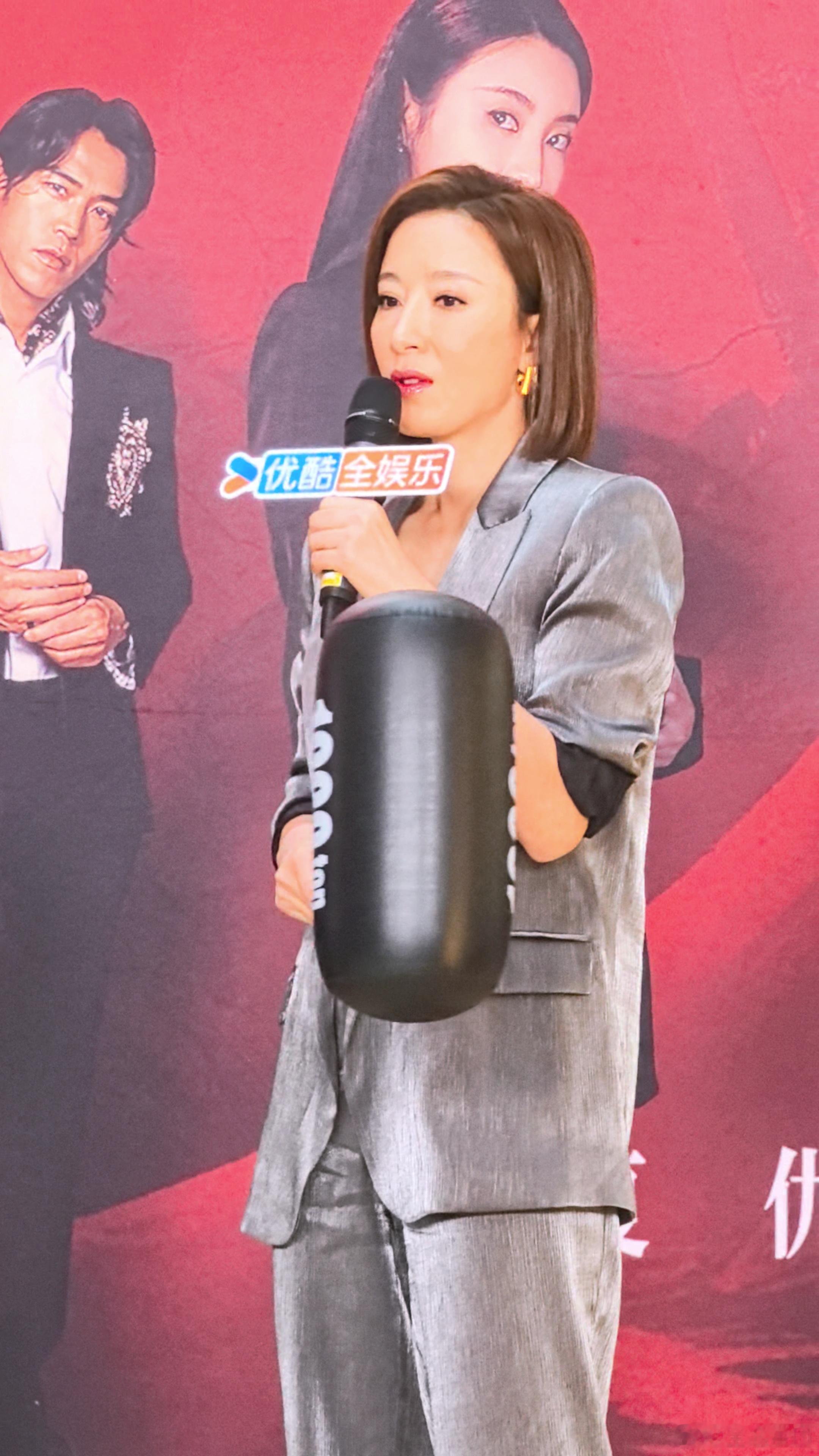 #杨怡说现在正是女性发光发亮的时候# 杨怡的话语如同一道强光，瞬间照亮了女性前行