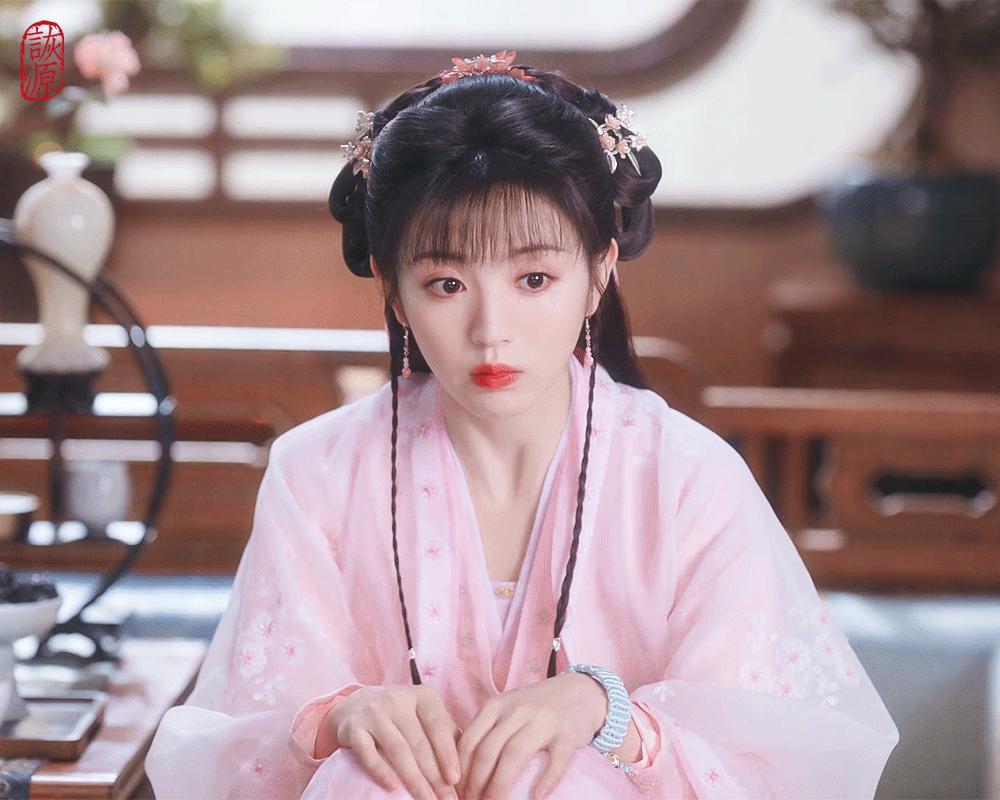 田曦薇1014生日快乐最早是从卿卿日常选角关注的薇薇觉得天选李薇实在美貌，一路看