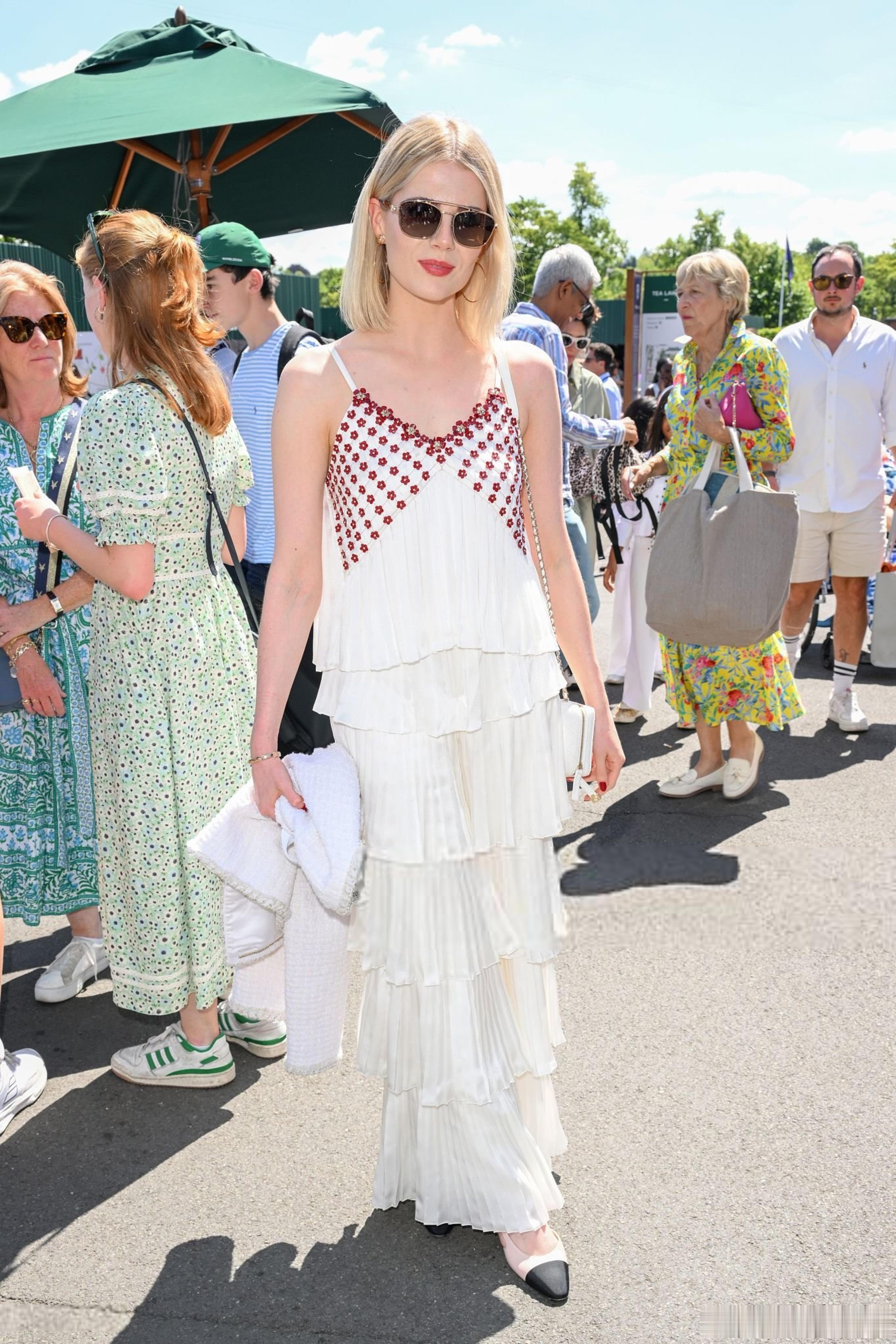 lucy boynton露西宝通在伦敦出席观看温网比赛，嫩得像颗水蜜桃，看美女心