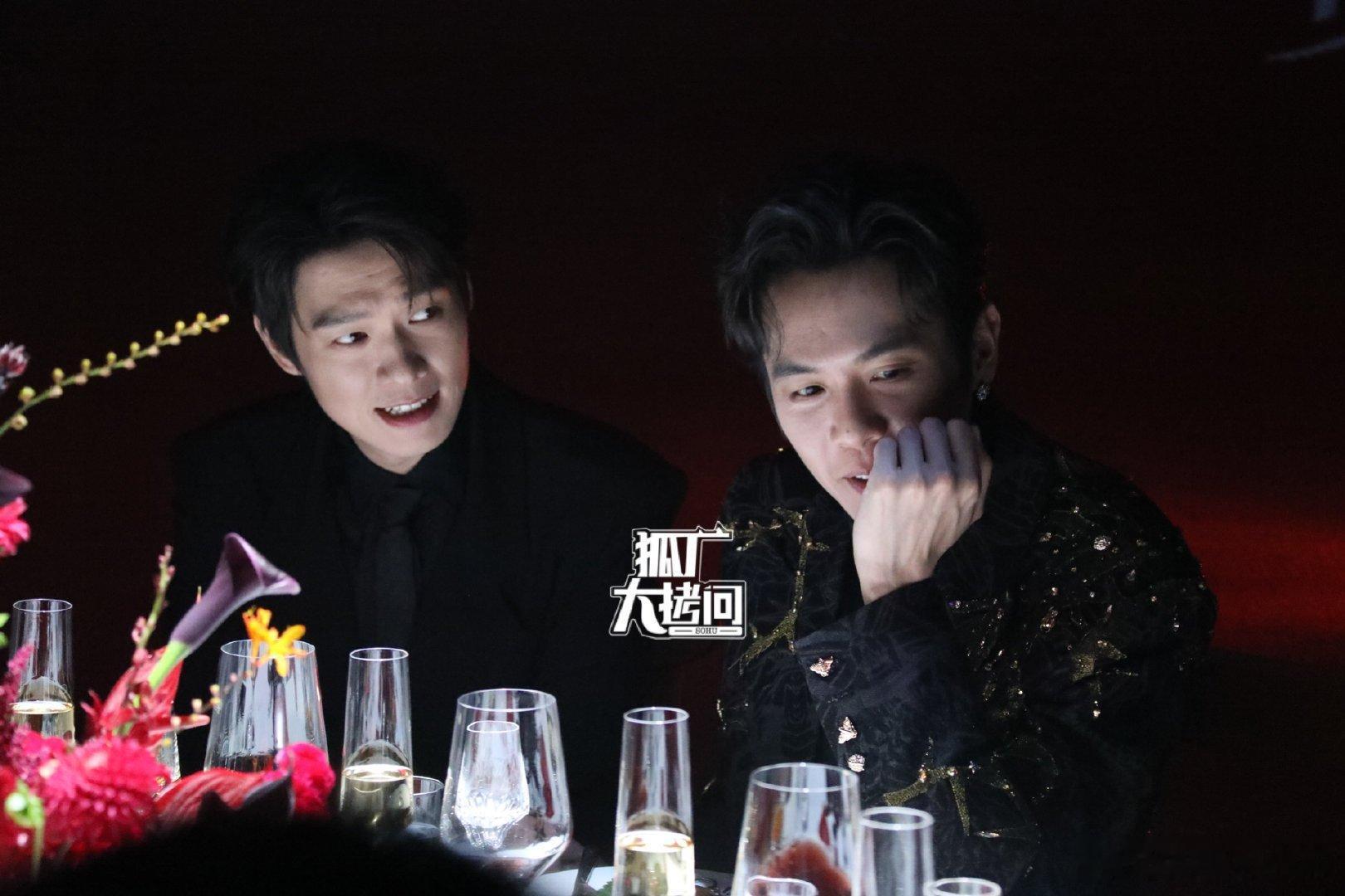 怎么没人给魏大勋和张若昀递本子？ ​​​