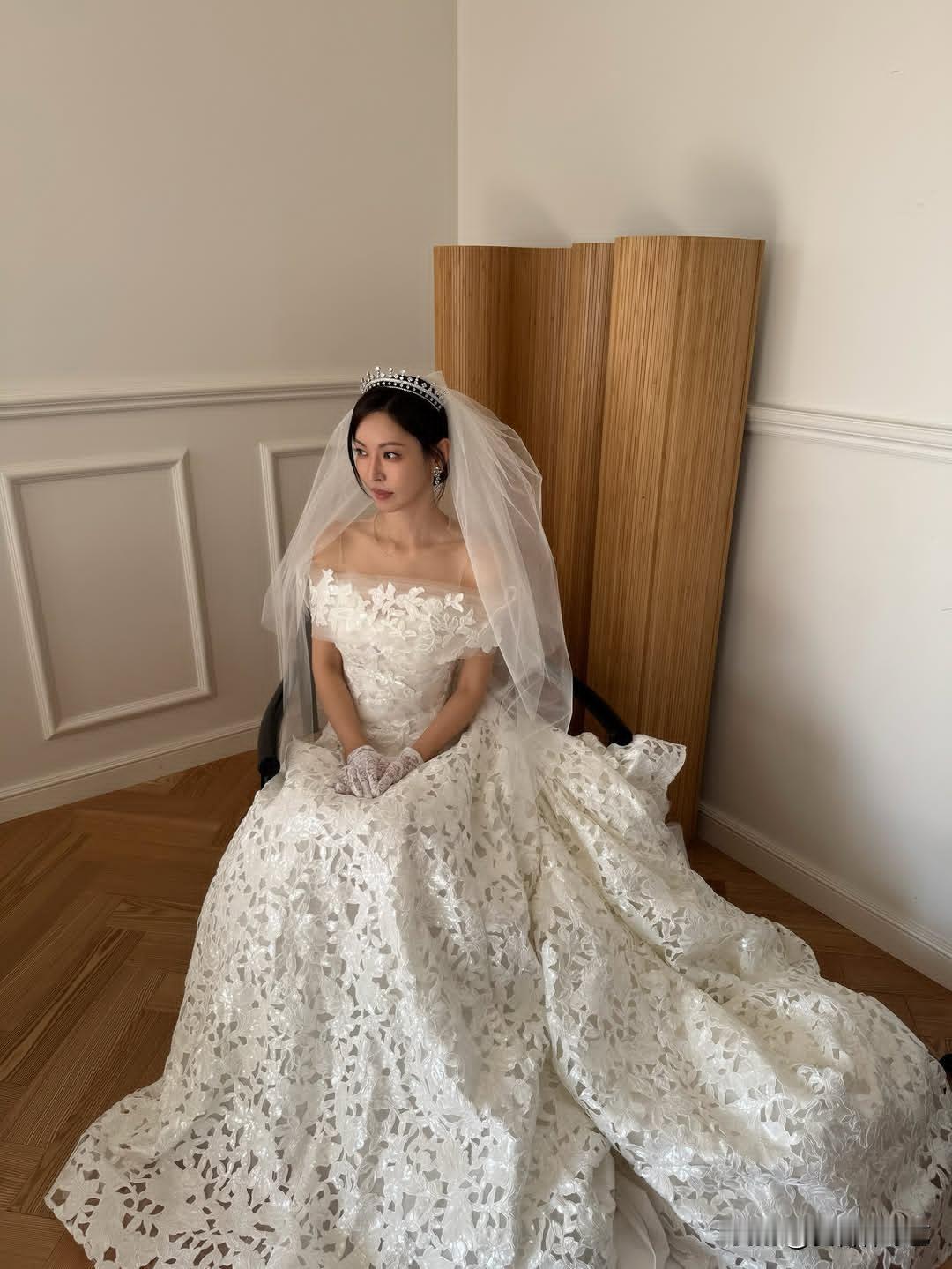 28日，演员金素妍在个人Instagram上传了多张照片，并配文“重拾浪漫”。