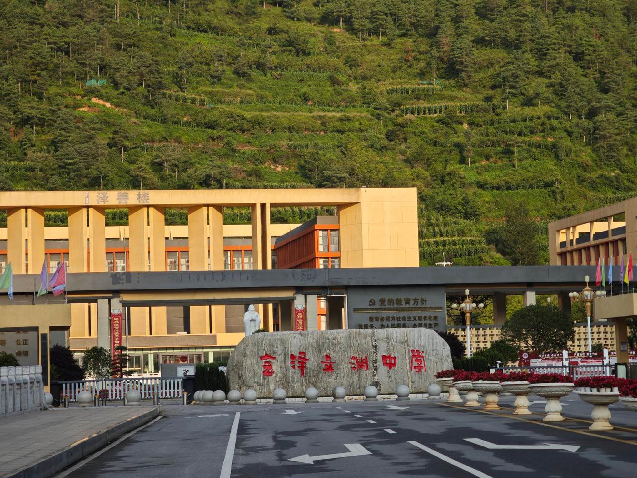 缓缓铺开的
不只是画卷
还有阳光
以及河流和未来

以礼河畔的文渊中学
如一个勤