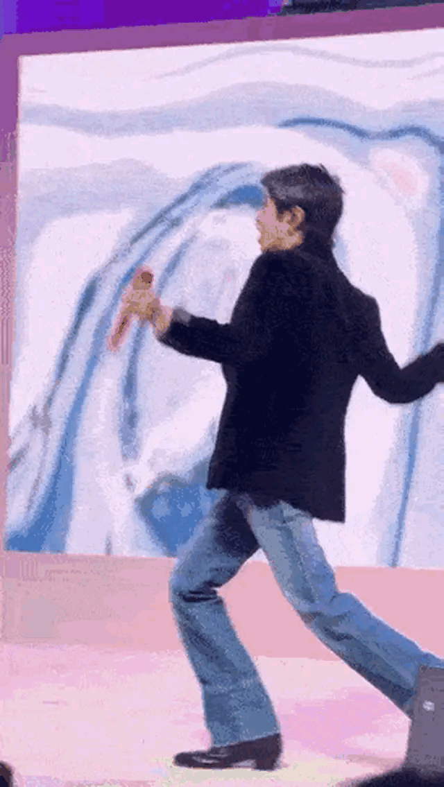 华语永远的“神”，
感觉就像是在跳大神，
没有什么代表作，
唱歌只会飙高音，
但