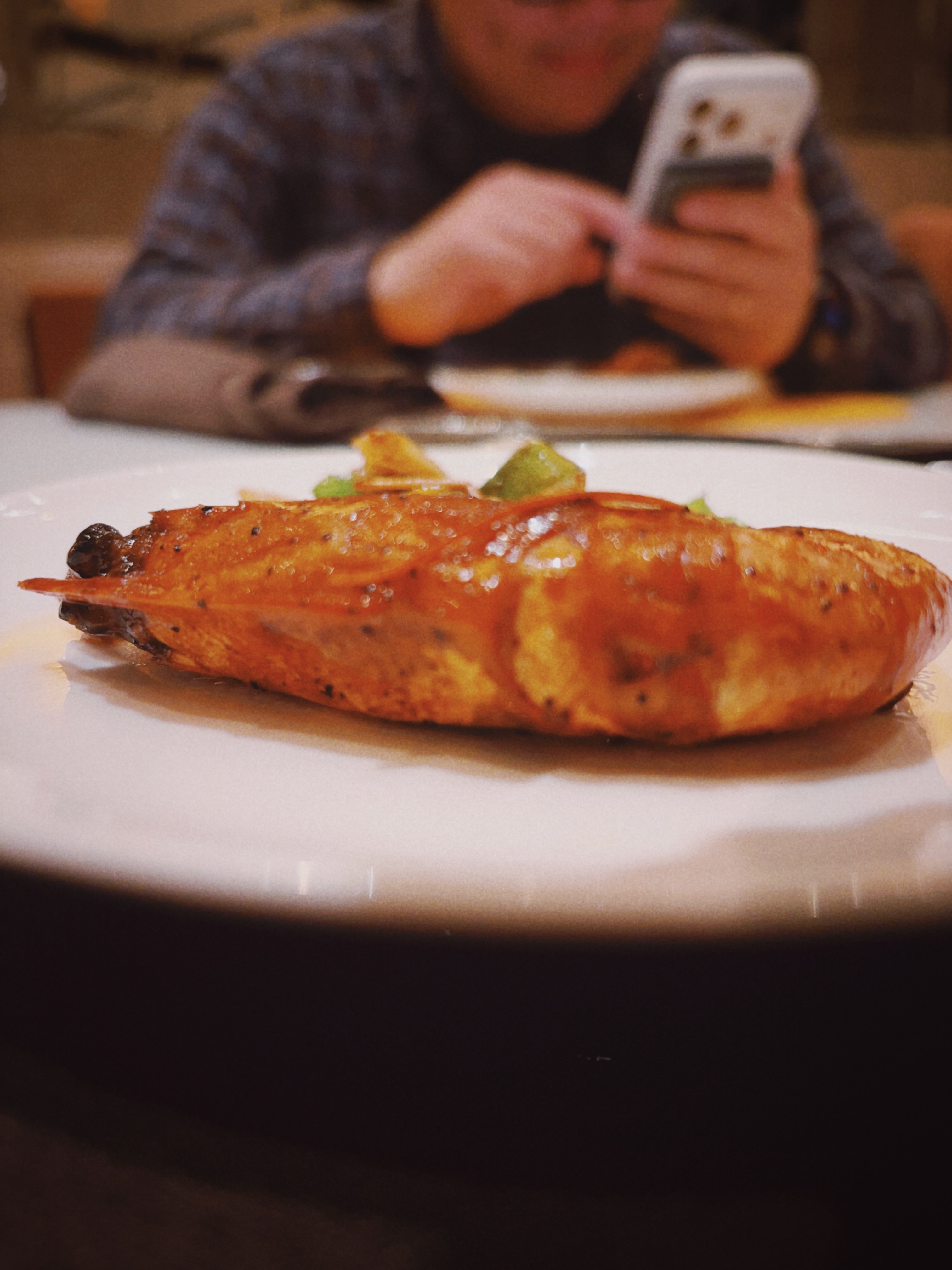 吃完了坐着聊天，聊着聊着服务员搬上来一人一只虾，我说哇！彩蛋！但低头一看这只虾，