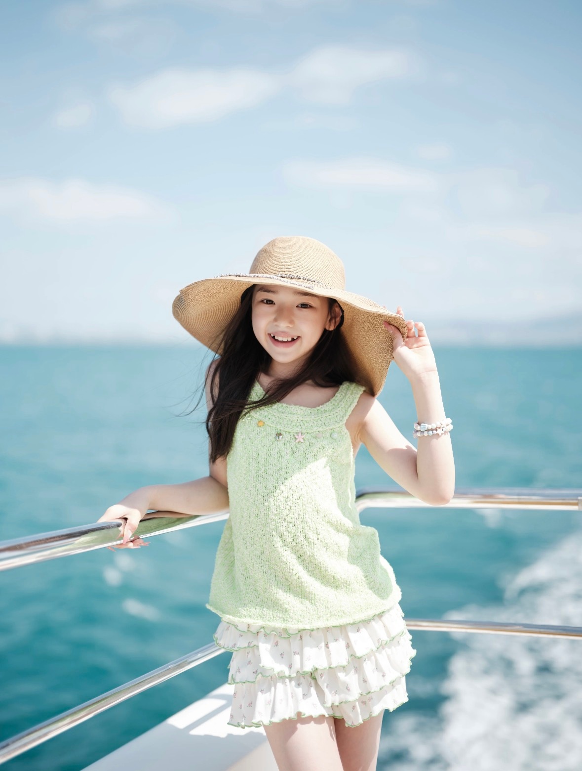 三亚海边的温馨日常太好嗑！董璇张惟伊一家三口，庭氛围松弛又温暖小酒窝度假状态也太