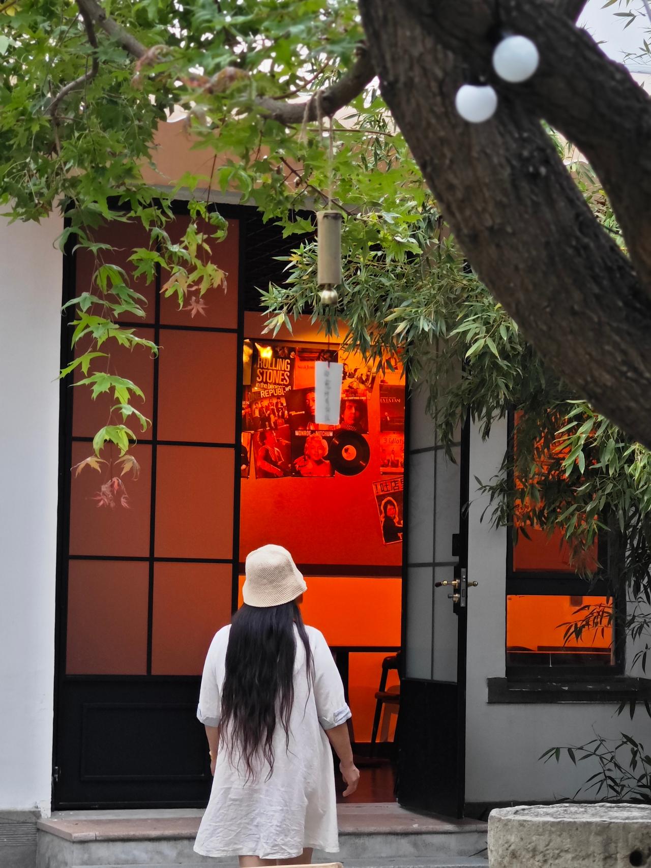 【淄博闹市藏着 “宫崎骏式小院”，我愿称它为治愈天花板！】
谁能想到张周路边，藏