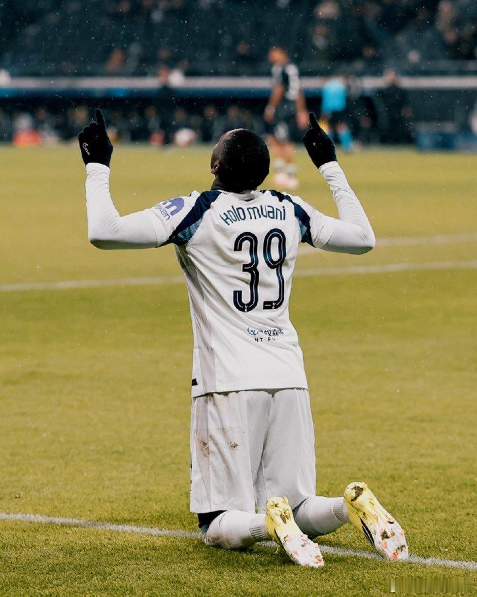 都灵体育报：尤文图斯和托特纳姆热刺将于今天上午就穆阿尼的转租事宜进行直接接触，科