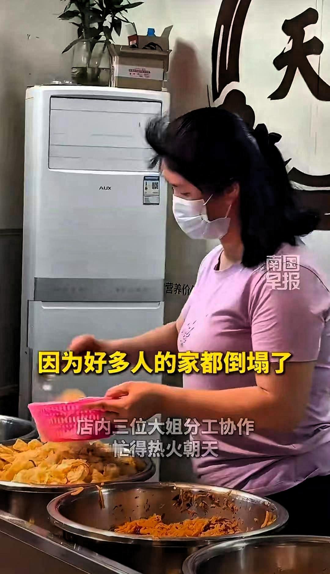 柳州地震发生后，
最戳人的一幕出现了，
不是救援，而是排着长长队伍的人，他们手里