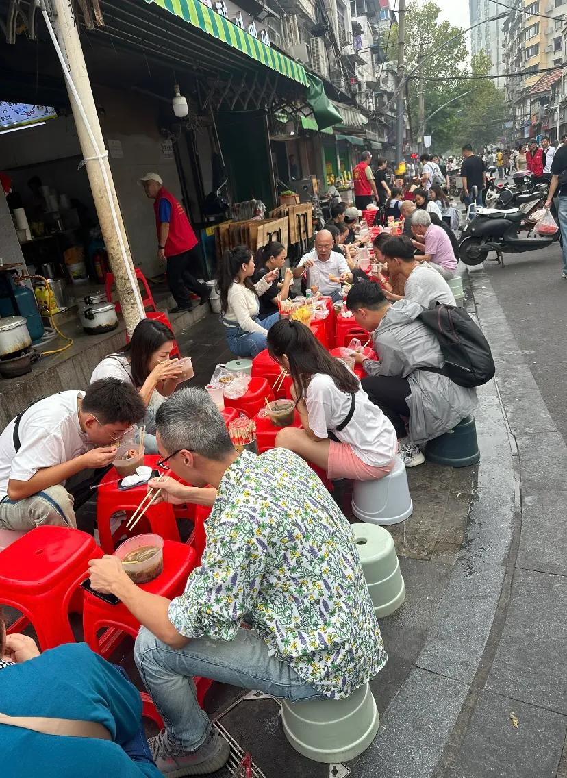 过早，不仅武汉的一种饮食文化，更是这座城市灵魂的体现。晨曦微露，我带着朋友来感受