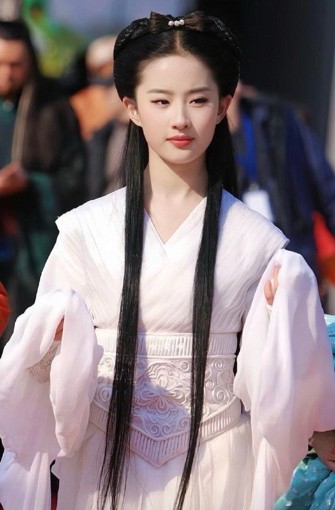 18岁的刘亦菲，永远的小龙女，据说光这个小烟熏眼妆就画了7层 ​​​