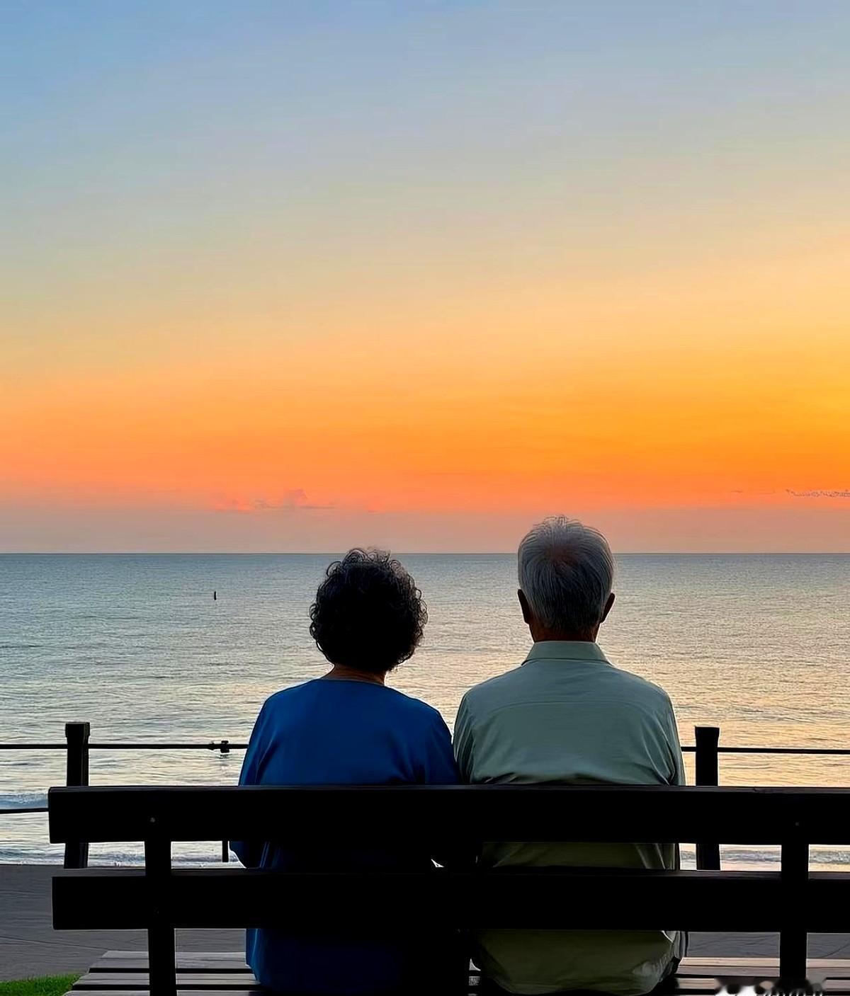 一条短视频把一位90岁老奶奶的婚姻金句推上热搜,她说嫁给谁都会后悔,网友瞬间炸锅