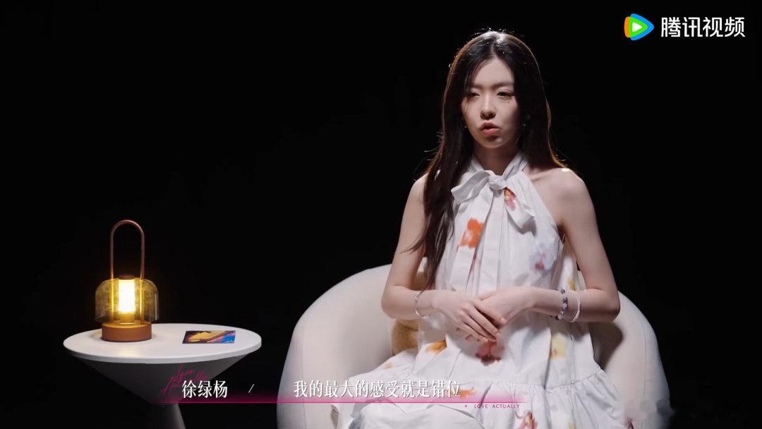 柳柳形容和周佑凌感情是错位周佑凌看到柳柳生病还是会心疼 周佑凌心疼生病的柳柳，以