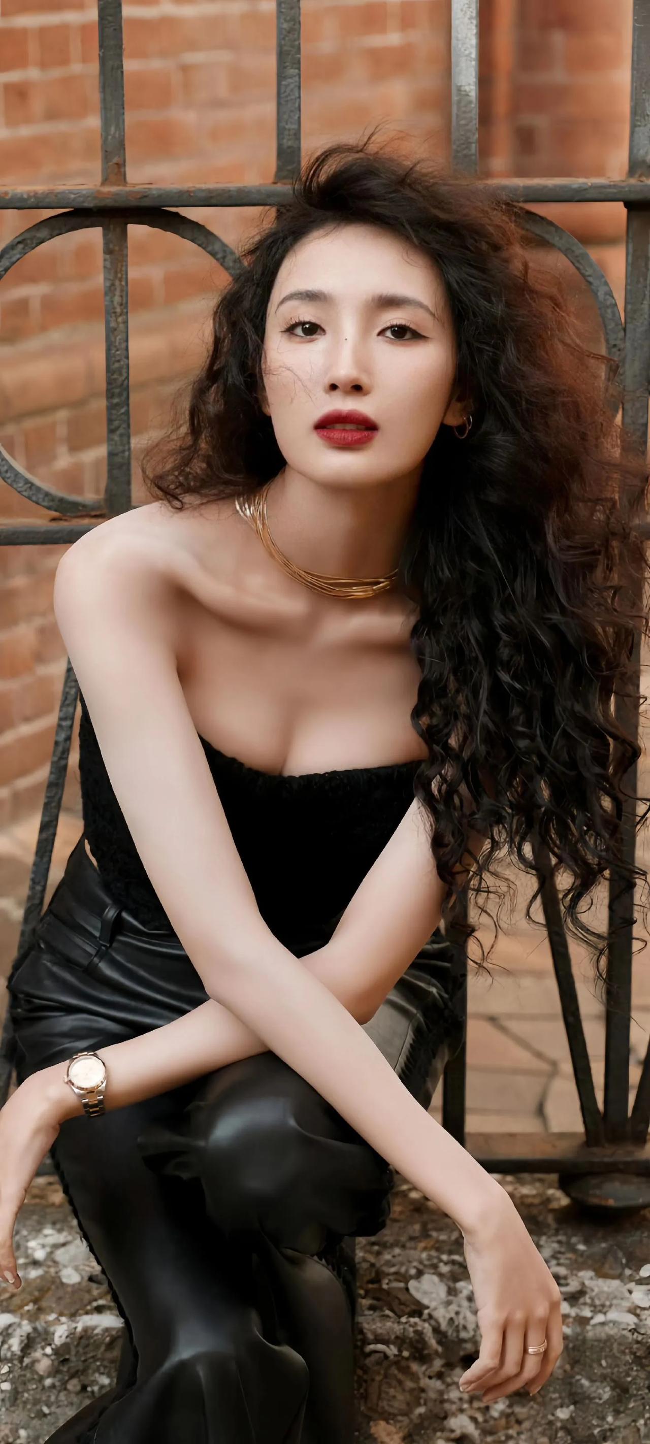 黑丝诱惑，红唇魅惑