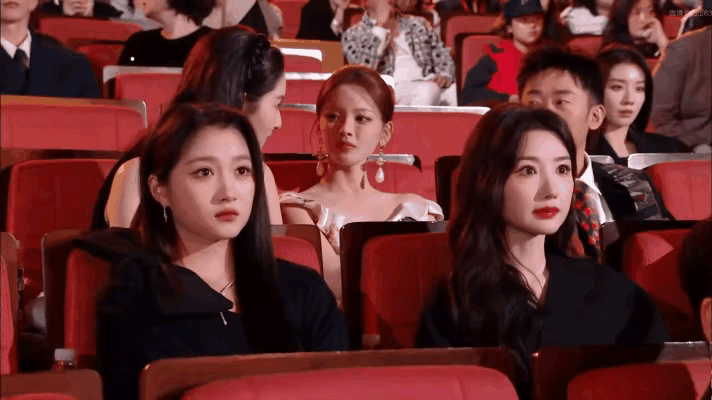 奇怪了
在《王牌》里关晓彤和毛晓彤很熟啊
怎么在这儿感觉两个人好像不熟的样子
两