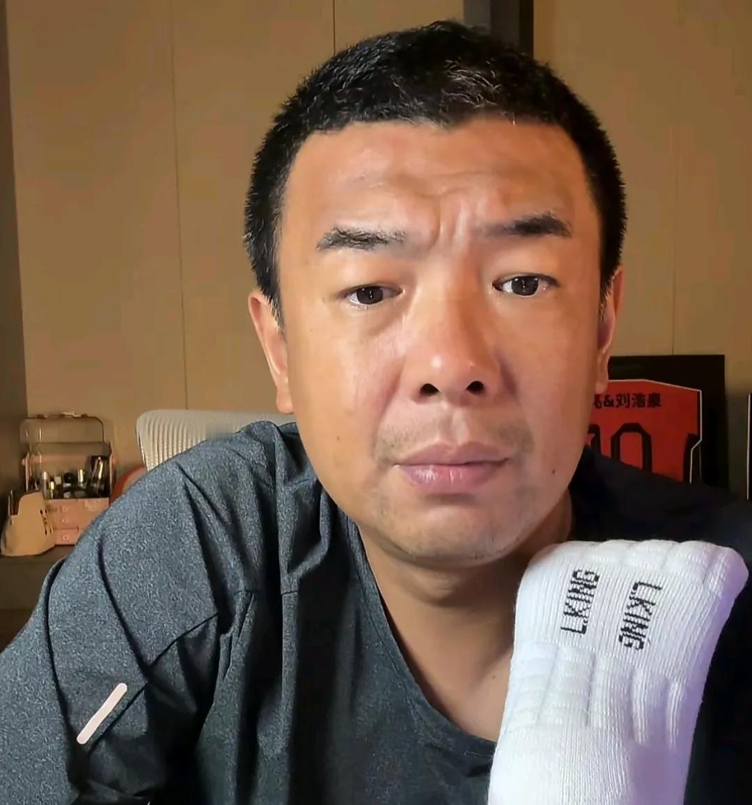 前国脚徐亮爆了一个料。
他表示，现在小孩学足球太轻松了，没有以前他们练得狠。现在