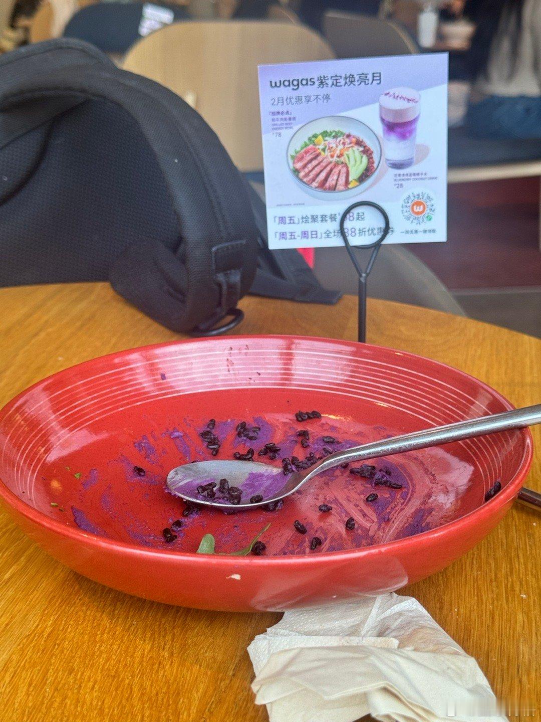 中午吃饭的人特别多。负责送餐的老阿姨，把我的餐送给了另一桌的女生，把女生的餐送给