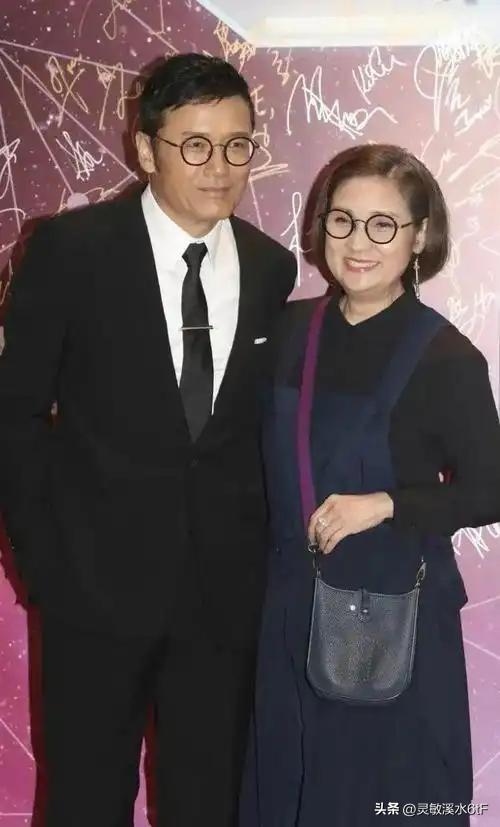 戚美珍和苗侨伟是我最喜欢的一对明星，他们年轻时候真的是港剧里公认的金童玉女，颜值