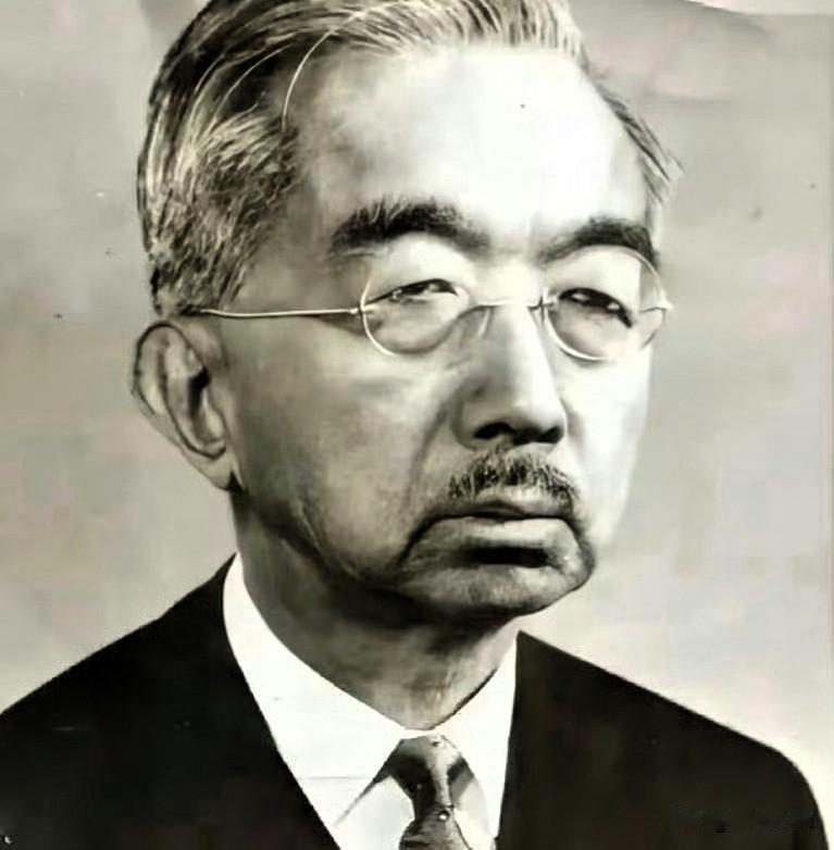 依据著作《真相：裕仁天皇与现代日本》，昭和天皇裕仁绝非军部傀儡，而是手握实权的战