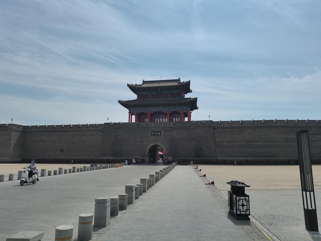 大名古城
城楼是免费开放的
城墙内
有马道人行道
城墙墙体宽阔
四门都可以免费上