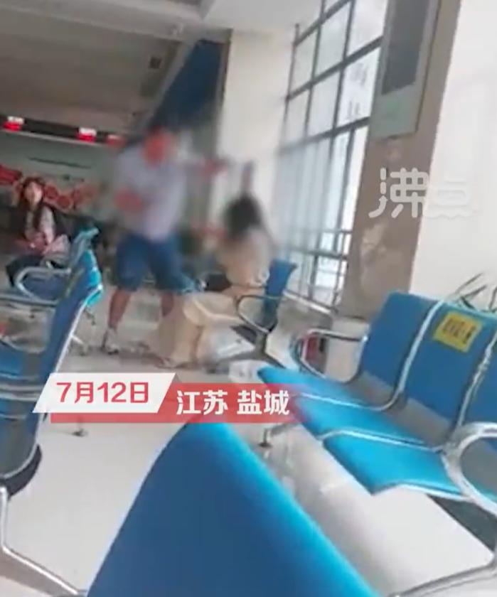【 民政局：报警后在警察监督下已办离婚】7月12日，江苏盐城，网曝一男子在滨海县