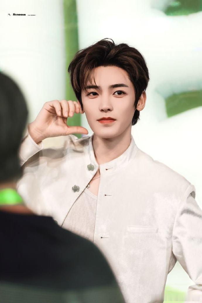 侯明昊土味情话还没说已经红温了救命啊家人们！侯明昊今天是被转盘绑架了吧？！三次啊