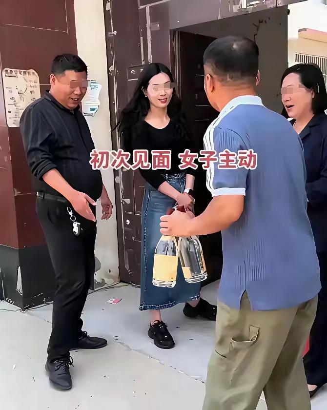29岁女生在正规按摩店上班，每个月稳稳拿着2万薪资。
相亲的时候她十分坦诚，提前