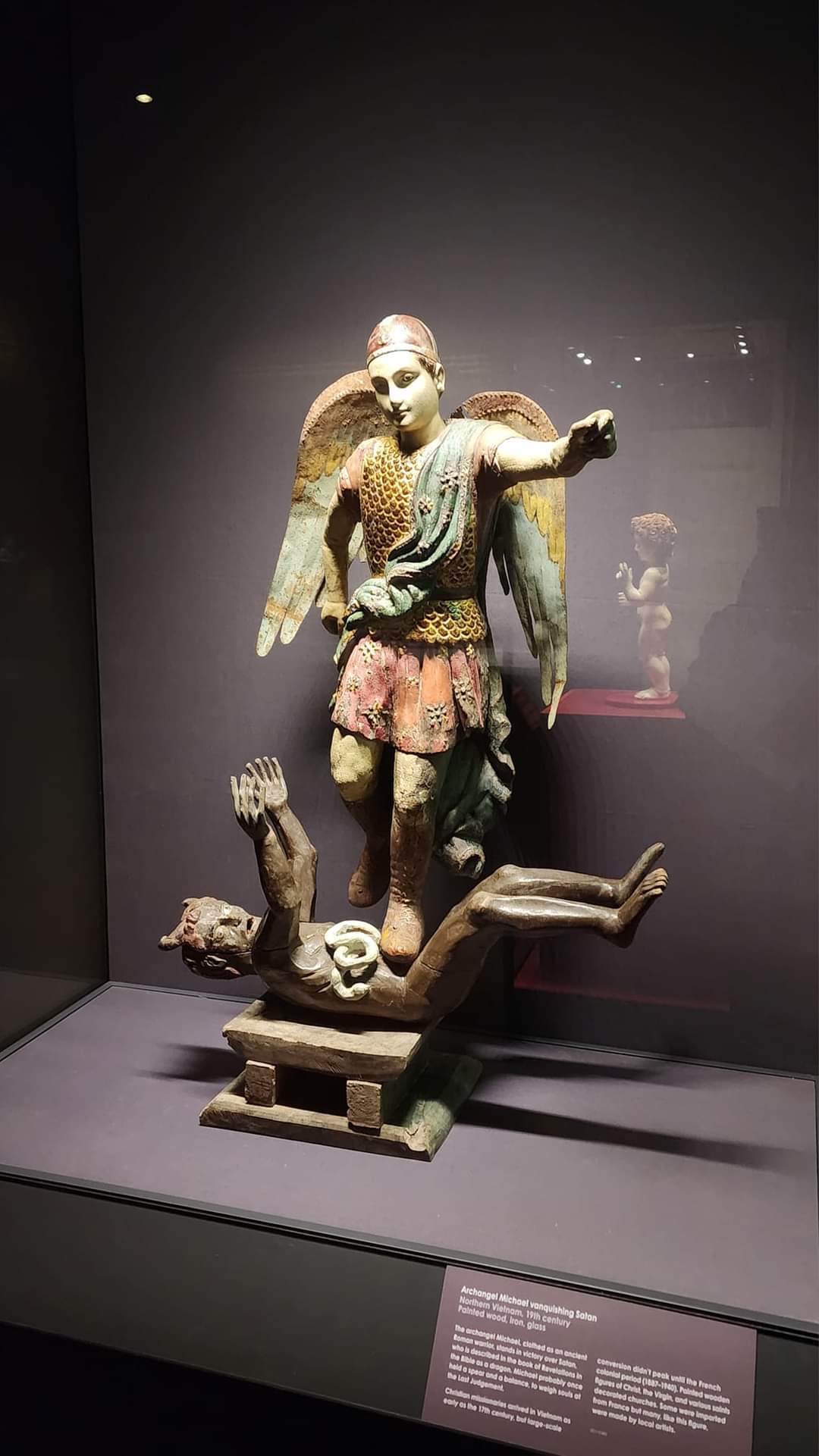 19世纪，在越南北部制造的一尊大天使米迦勒降服恶魔的雕像。这是天主教传入越南的影