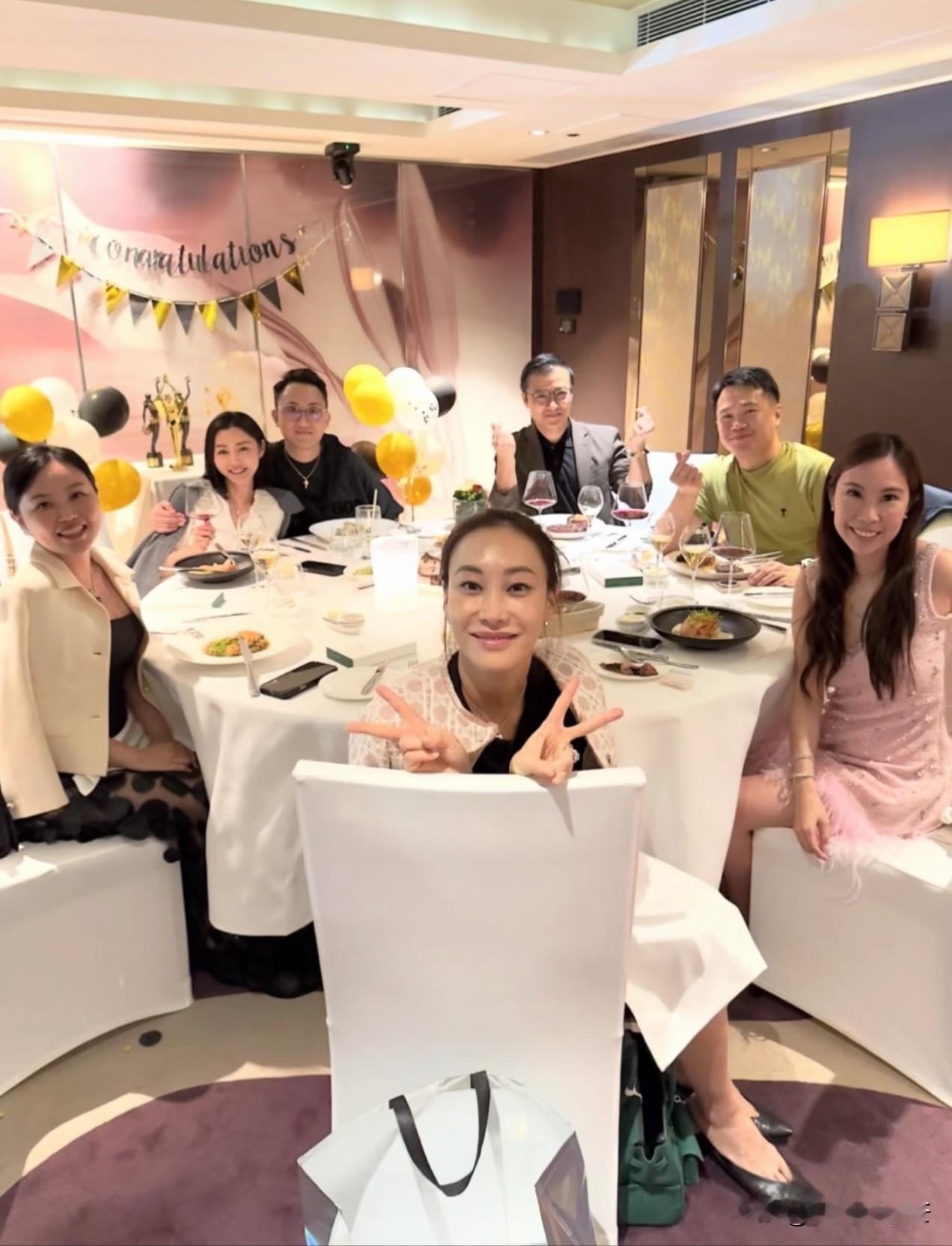 周祉安给卫诗雅举办party，庆祝她获得百花奖影后头衔。

因为卫诗雅太忙，获奖