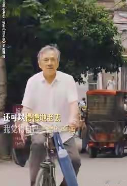 视频成龙，头发几乎全白，面部皱纹明显，向人们挥手致意。这引起人们的热议，他坦然接