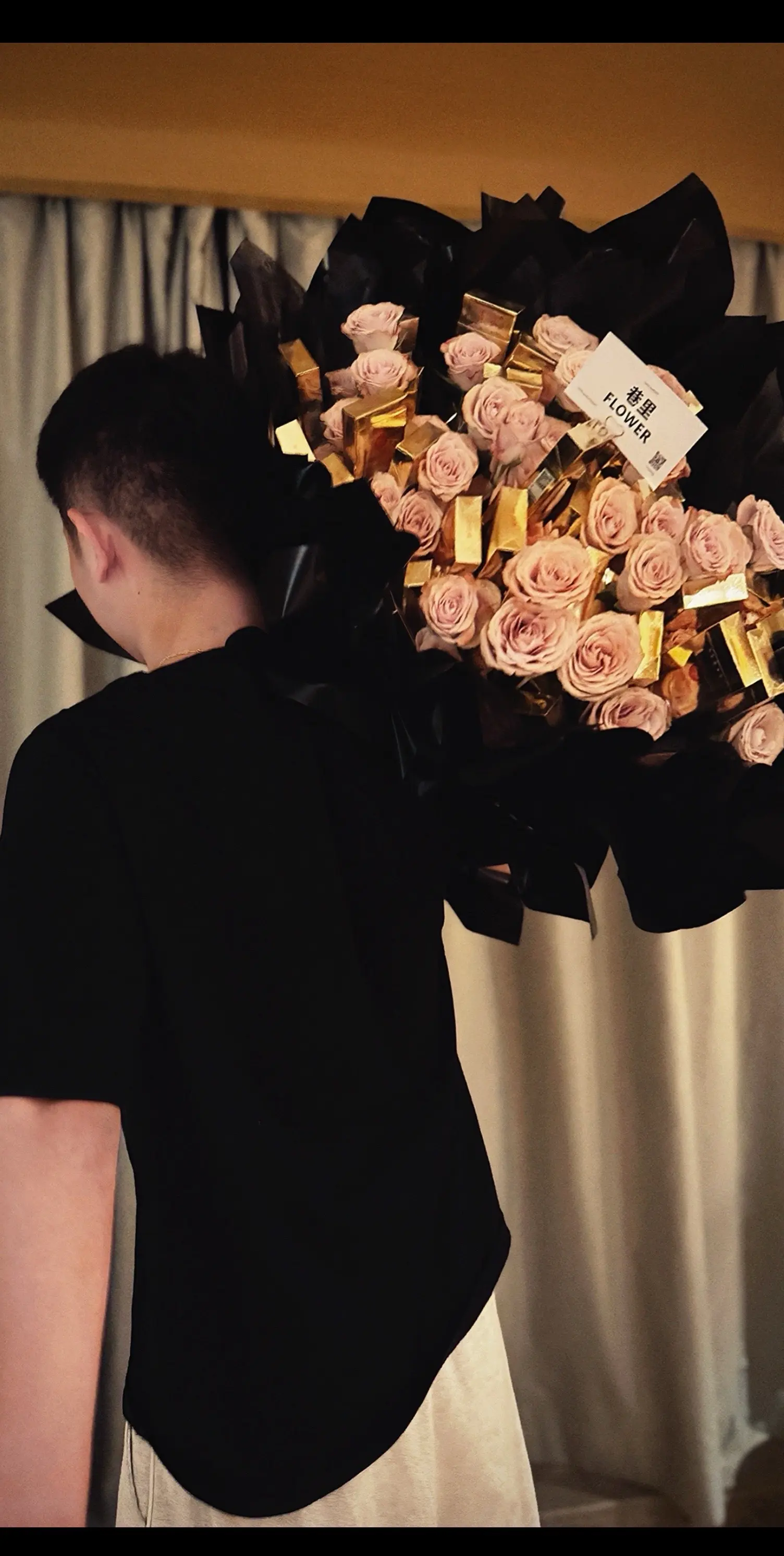 单手扛花的男人就是帅