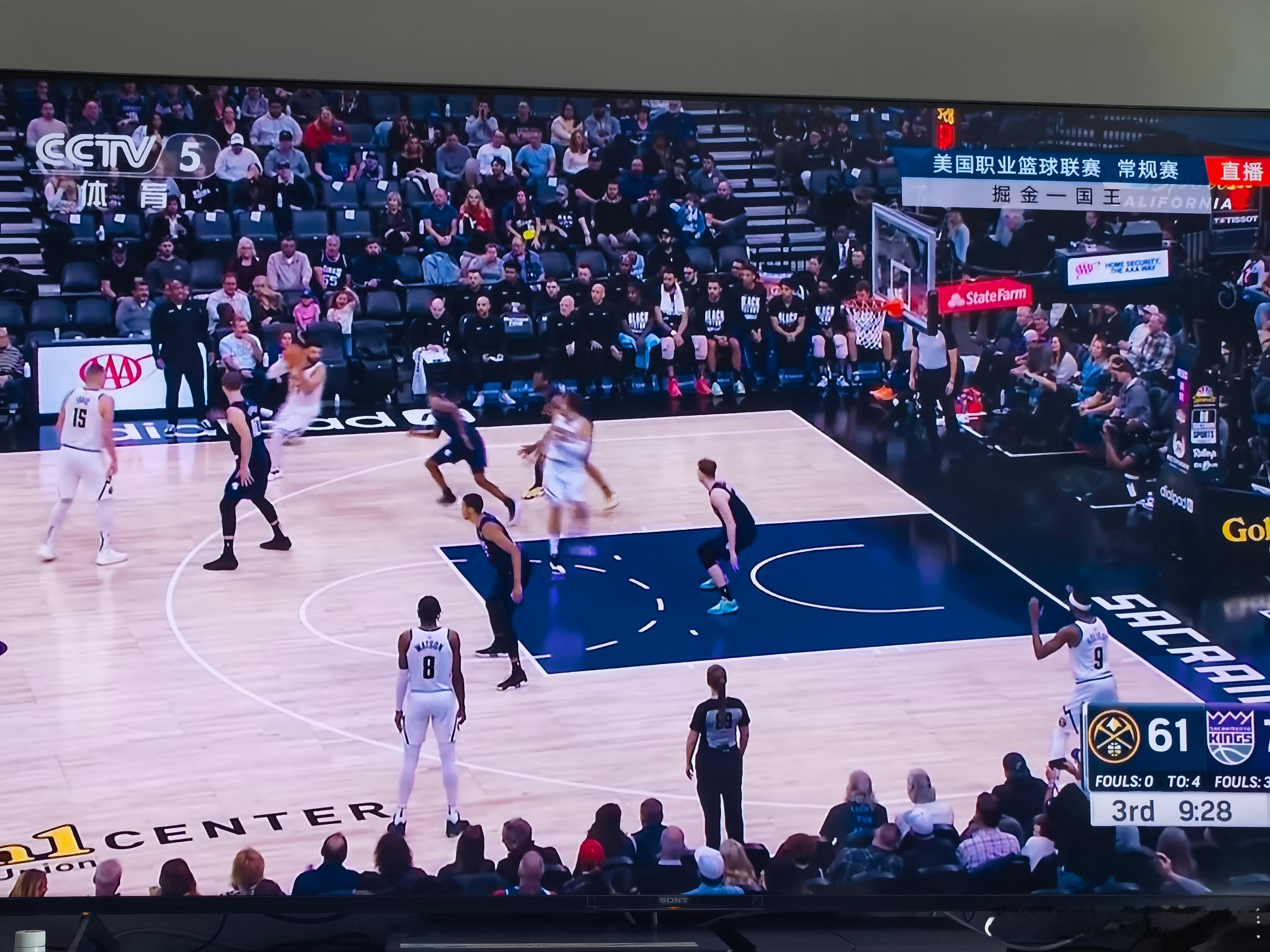 多久没在家里看NBA了，春节期间的乐趣就是跟叔叔大爷一块看会球 ​​​