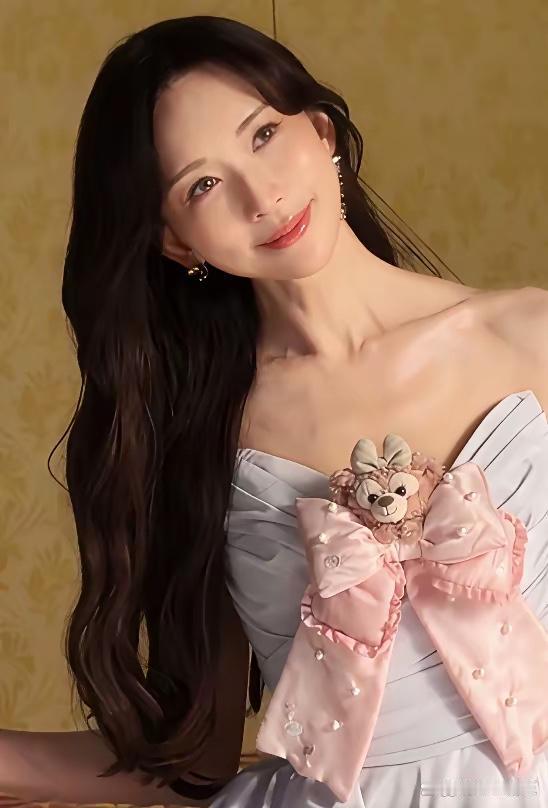已经52岁的林志玲颜值依旧在线，只是细细感受，身上独有的气质和从前相比有了明显变