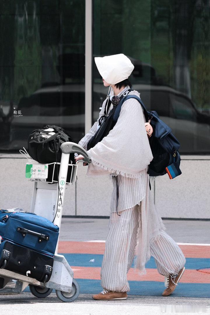 李宇春辛芷蕾高叶倪妮合照 被倪妮的路透状态治愈到了，从容自在气场全开，合影里笑意