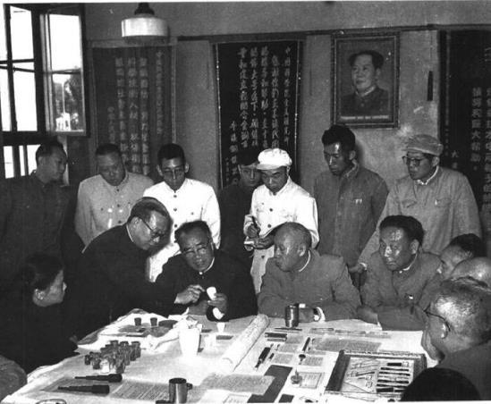 1959年5月29日，朱德同董必武、林枫在沈阳视察中国科学院金属研究所。