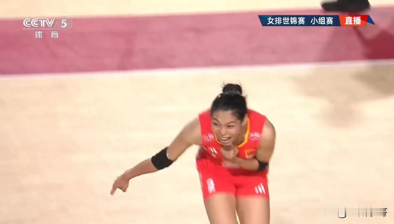 庄宇珊搭档王梦洁首发。中国女排25:15多米尼加女排拿下第一局，大比分1：0领先