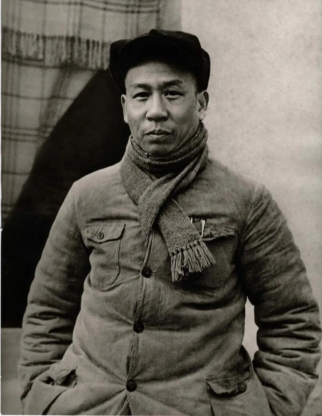 1945年冬，刘少奇在延安留影。