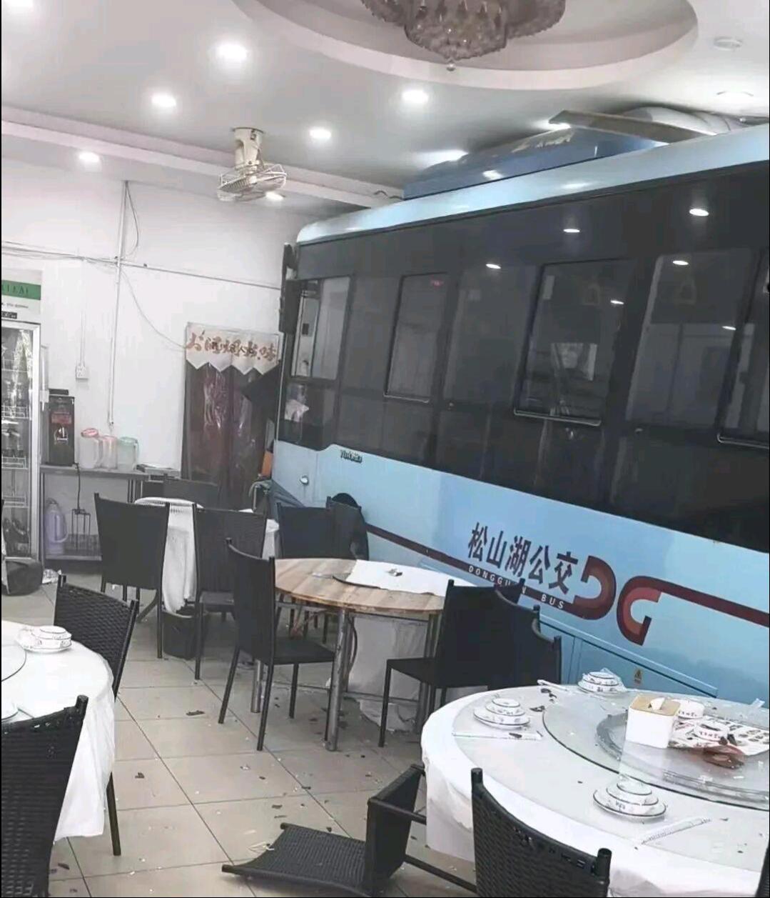 突发！广东东莞一公交车撞进餐馆
4月26日中午，东莞市寮步镇发生一起公交车撞进餐