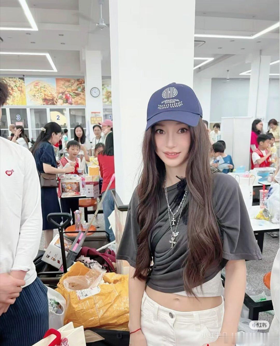 小海绵学校偶遇AngelababyAngelababy去小海绵学校参加活动bab
