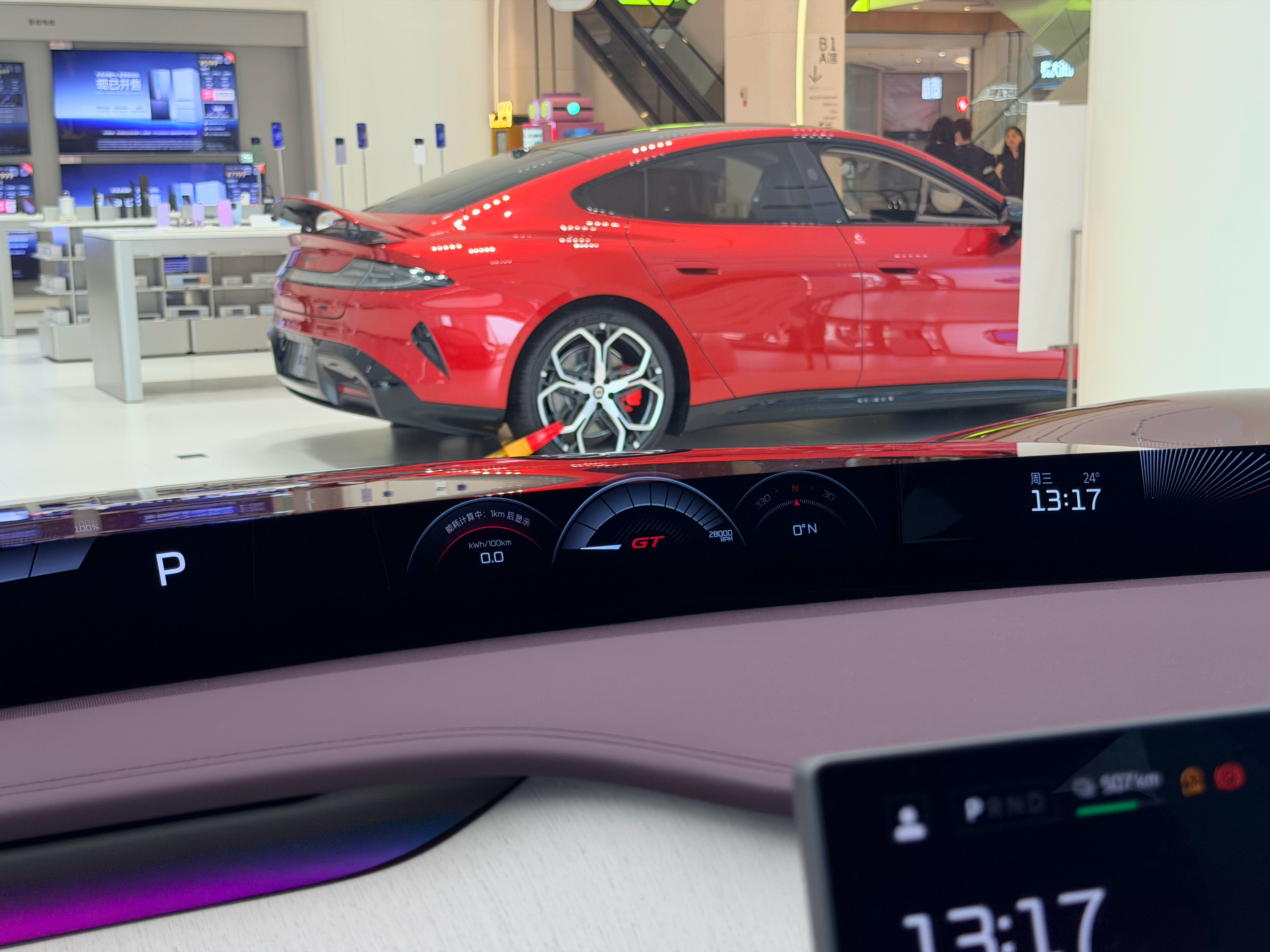 小米YU7 GT 车厘子红，看过了，坐过了，第一印象是，座椅很扎实，除了那个又窄