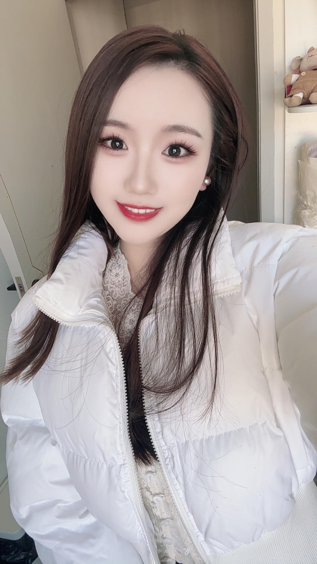 小时候想当公主，现在只想做一个女巫，一个人住小木屋 炖蘑菇，煮毒酒，神...