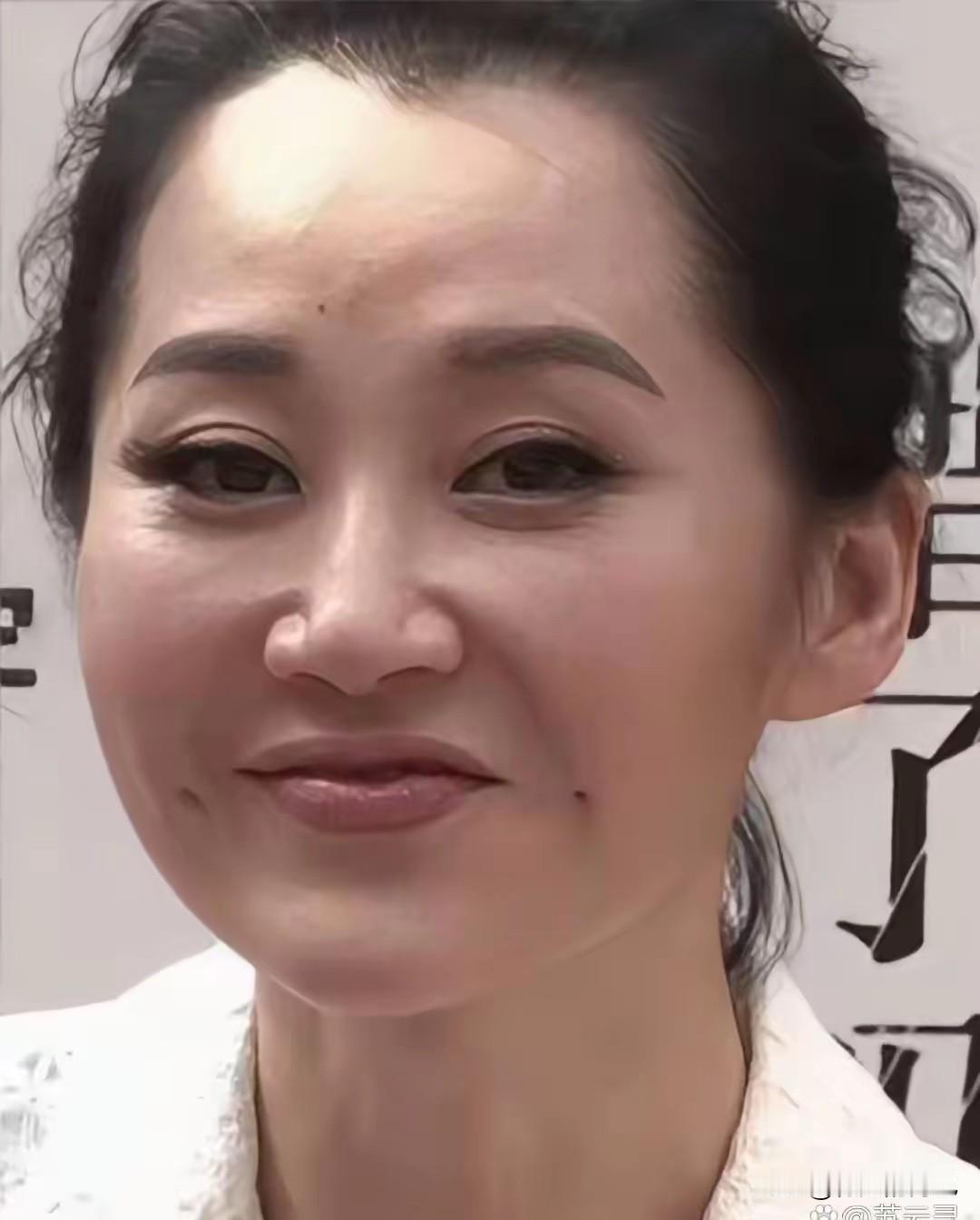 每次都被她这个小酒窝深深给吸引住了。