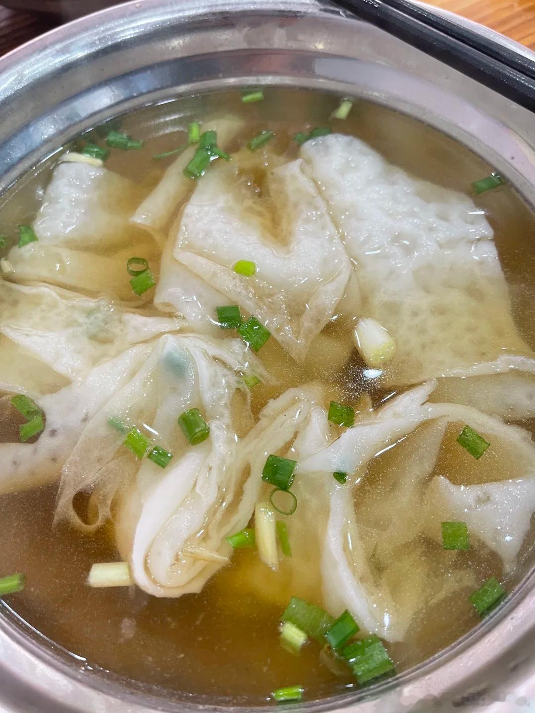 🍂认识龙港，就从街头这份藏着反差感的小吃开始。来这座小城，第一顿不用找大馆子，