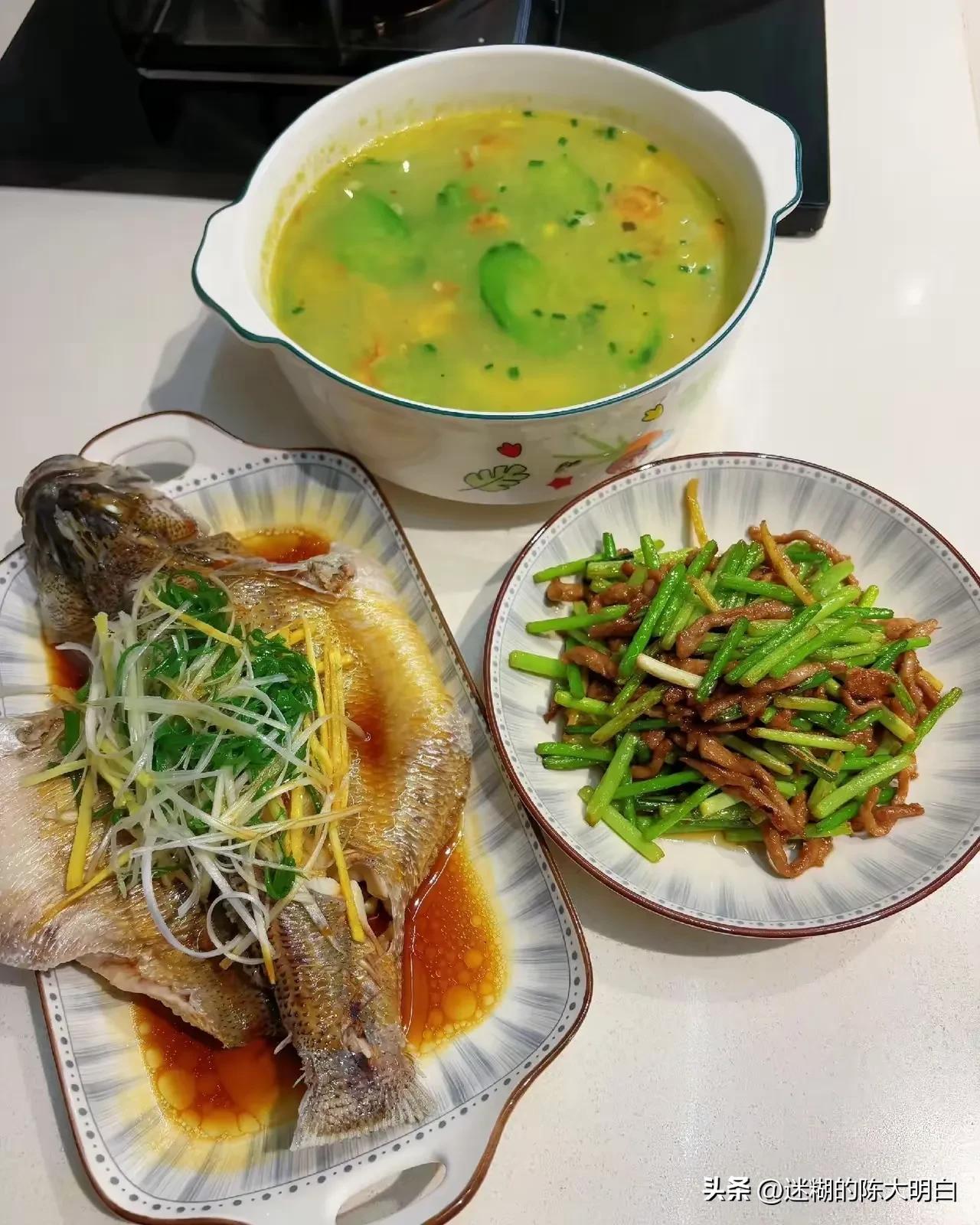 在云南的各个菜市场买菜，菜价和上海相比，多数是便宜极多的，唯独买这些鱼虾，反而要