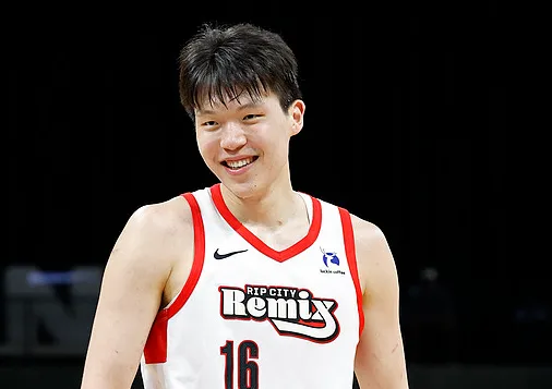 杨瀚森今日出战第42场，本赛季场均2.3分1.5篮板、命中率31%