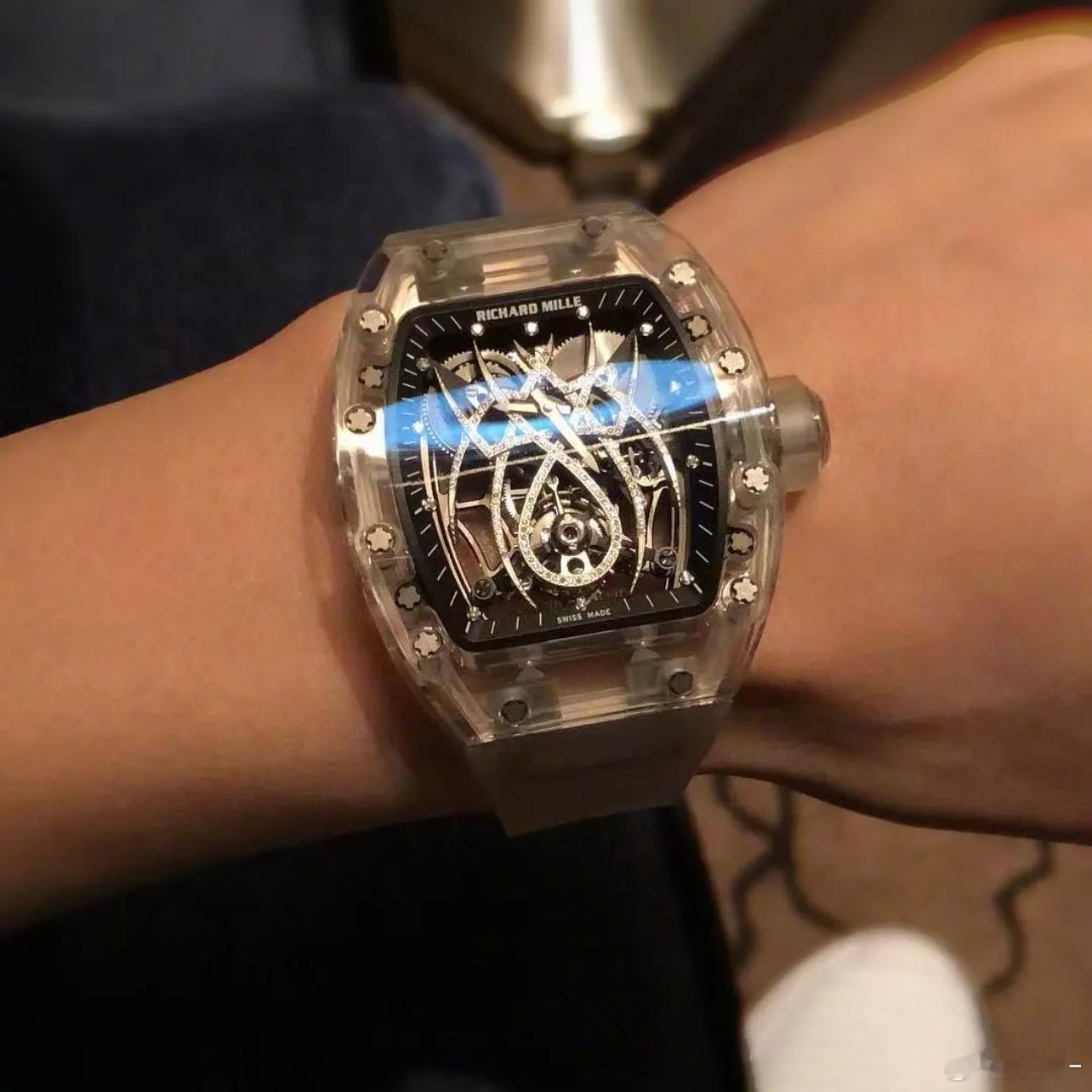 对于208来说，买两个这样的表一个小目标，轻轻松松 