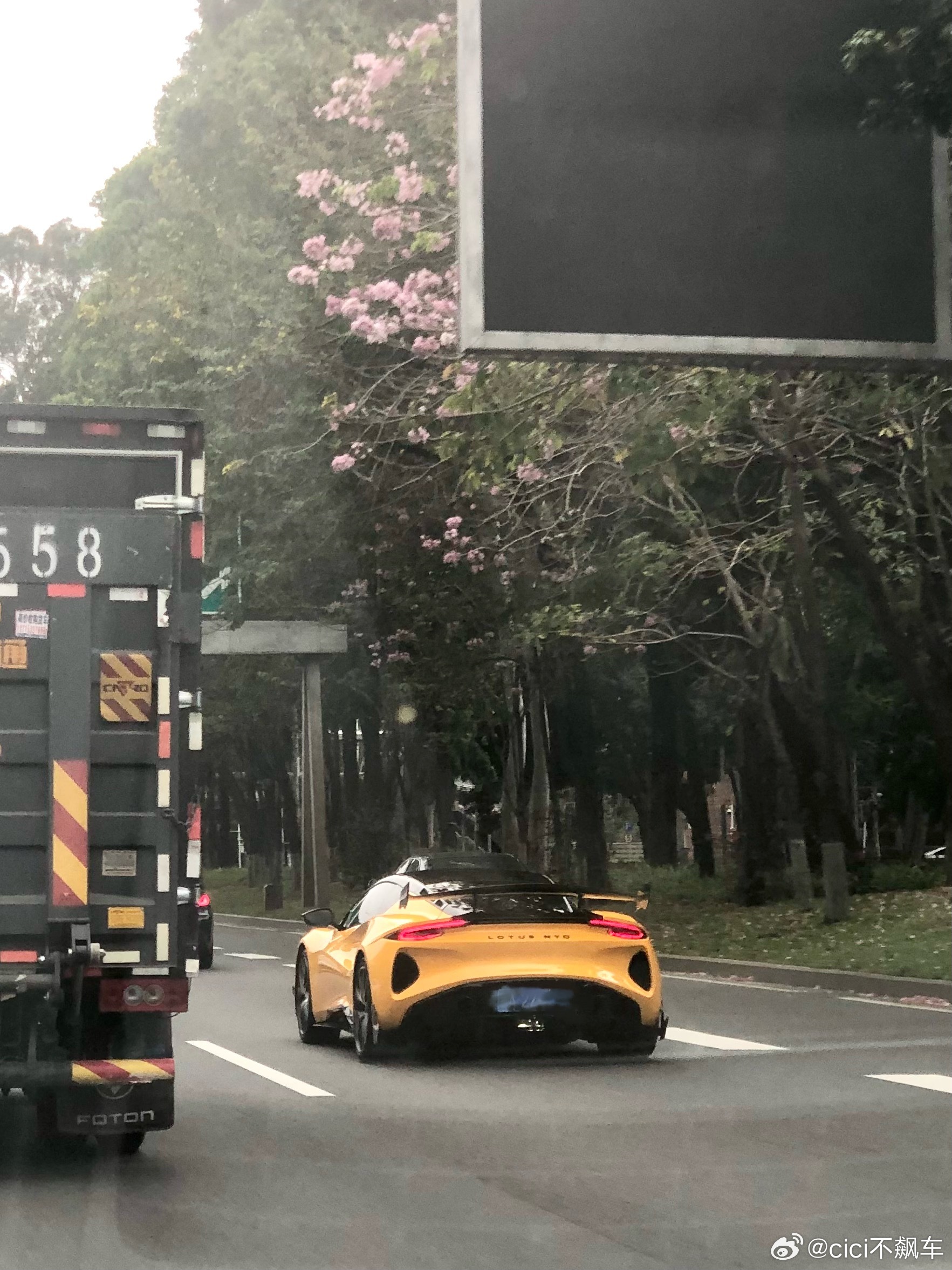 放假就能见到些不一样的车，莲花Emira，这大尾翼让我想到之前的SRO GT C