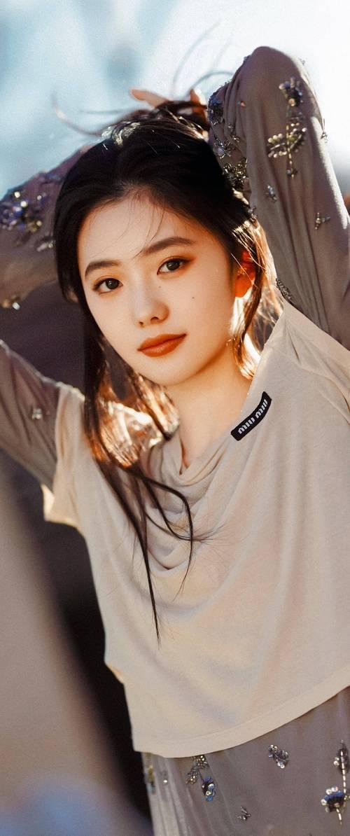 刘浩存在中国电影盛典发言温柔又有力量，声线轻柔却字字笃定。谈及新作《想飞的女孩》