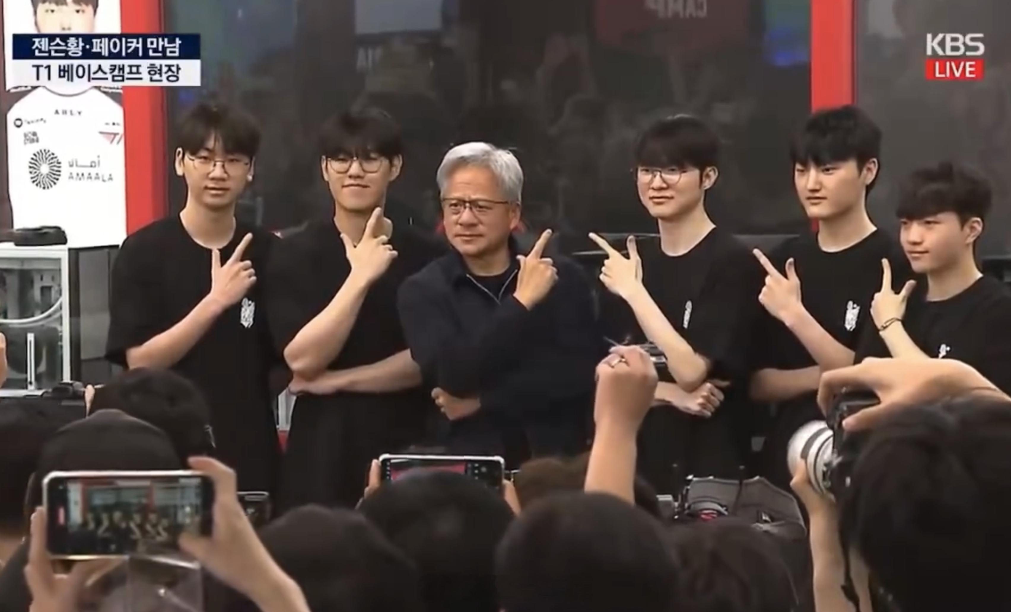老黄刚才下午的时候见了 T1 全员，现场问 Faker 用的什么显卡Faker 