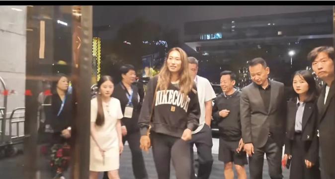 今日，郑钦文顺利抵达武汉，夜幕降临时，她选择下榻于光谷区域的一家精品酒店，此选择